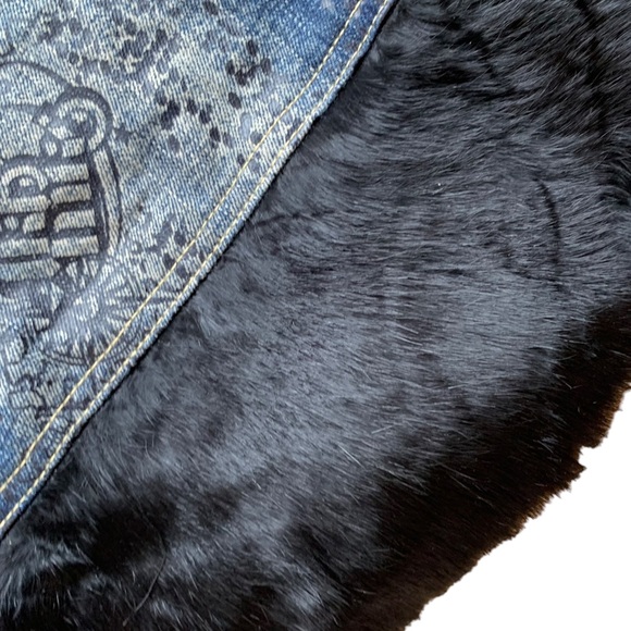 AKADEMIKS AKDMKS DARK DENIM MINI SKIRT WITH FAUX FUR TRIM AND BRAND GRAPHICS - Picture 2 of 7